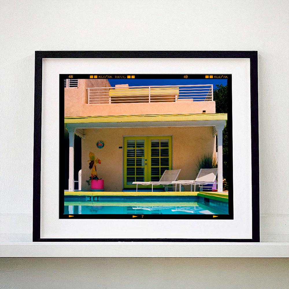 Palm Springs Poolside III, Ballantines Movie Colony, Californie - Photo couleur - Print de Richard Heeps