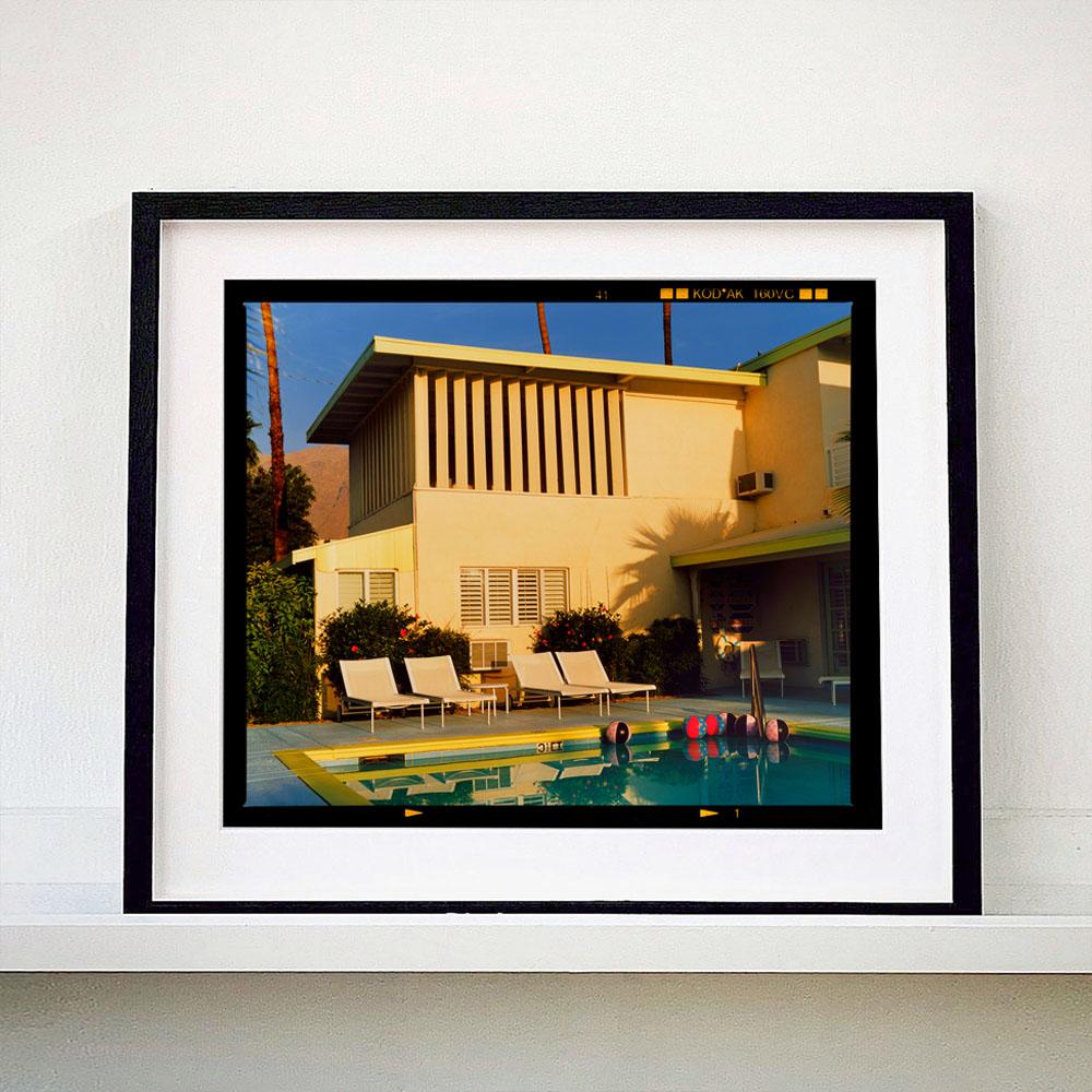 Palm Springs Poolside III, Ballantines Movie Colony, Californie - Photo couleur - Print de Richard Heeps
