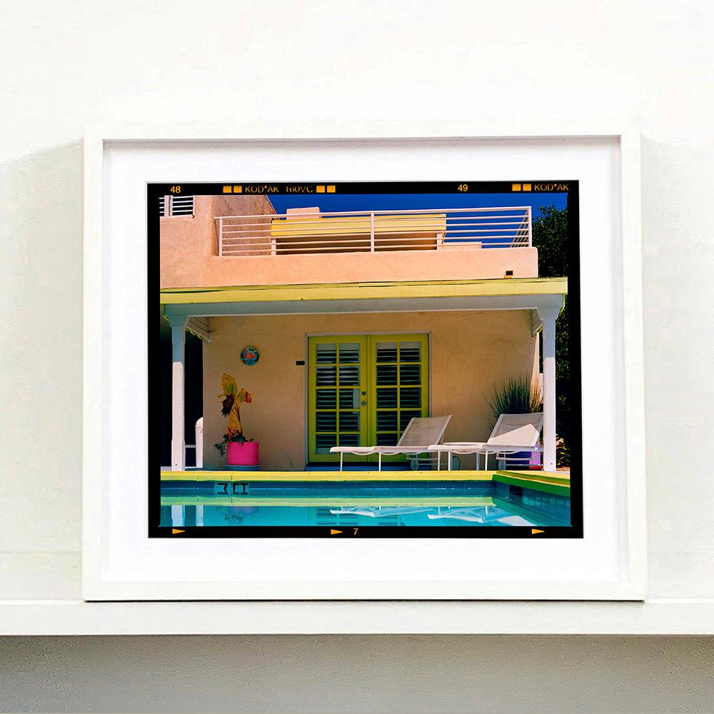 Palm Springs Poolside III, Ballantines Movie Colony, Californie - Photo couleur - Contemporain Print par Richard Heeps