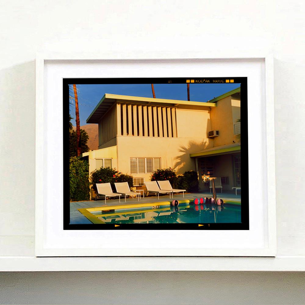 Palm Springs Poolside III, Ballantines Movie Colony, Californie - Photo couleur - Contemporain Print par Richard Heeps