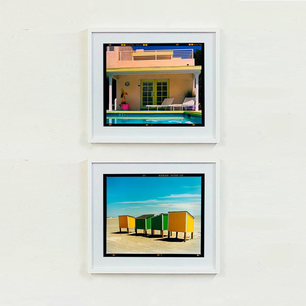 Palm Springs Poolside III, Ballantines Movie Colony, Californie - Photo couleur - Noir Print par Richard Heeps
