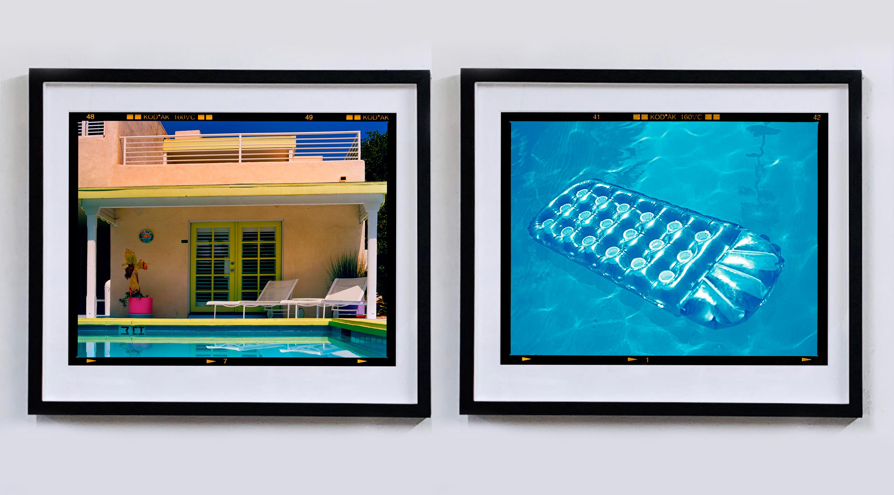 Palm Springs Poolside, photographie tirée de la série Dream in Colour de Richard Heeps. 
Architecture classique du milieu du siècle à Palm Springs, avec un ciel bleu frais et une piscine aux accents de rose et de jaune presque néon.

Cette œuvre est