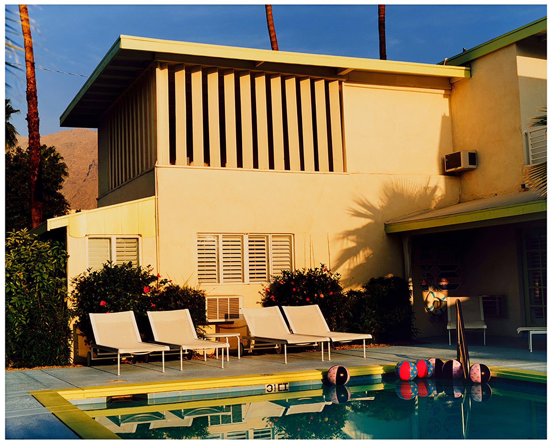 Color Photograph de Richard Heeps - Palm Springs Poolside III, Ballantines Movie Colony, California - Foto en color