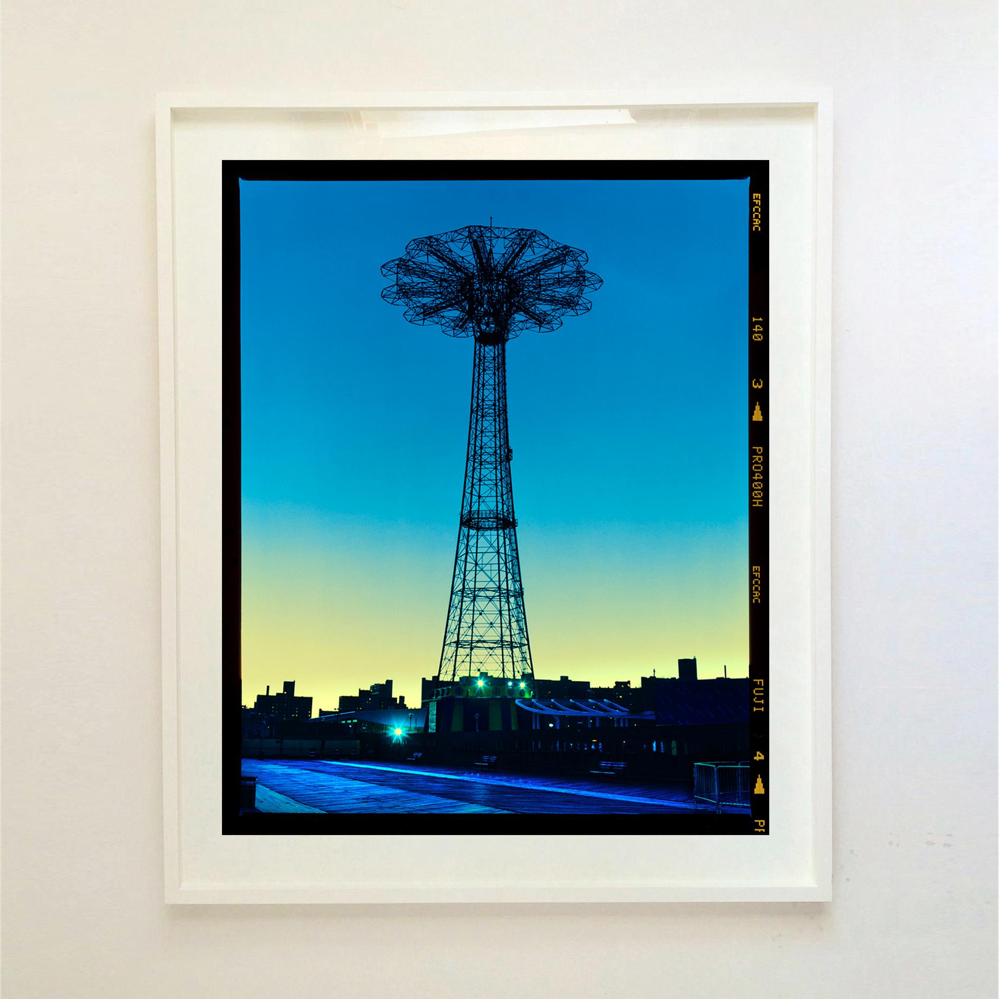 Salto en paracaídas al anochecer, Coney Island Nueva York - Fotografía icónica de América - Photograph Contemporáneo de Richard Heeps