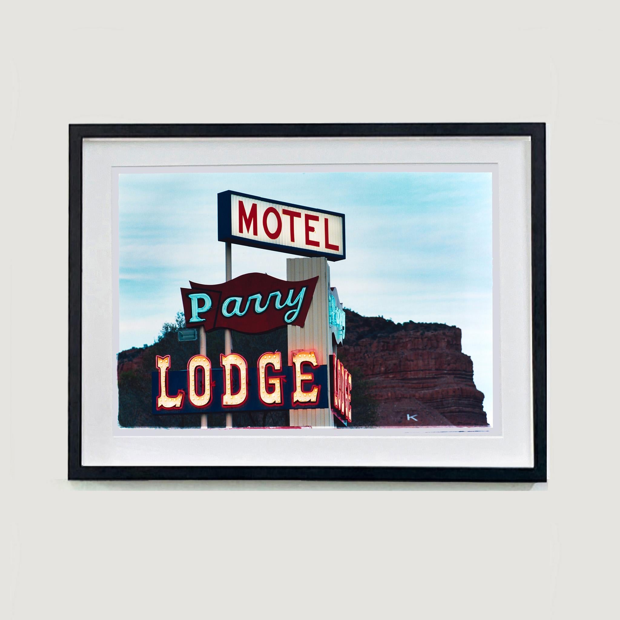 Parry Lodge, Kanab - Enseigne au néon Americana photographie couleur contemporaine - Photograph de Richard Heeps