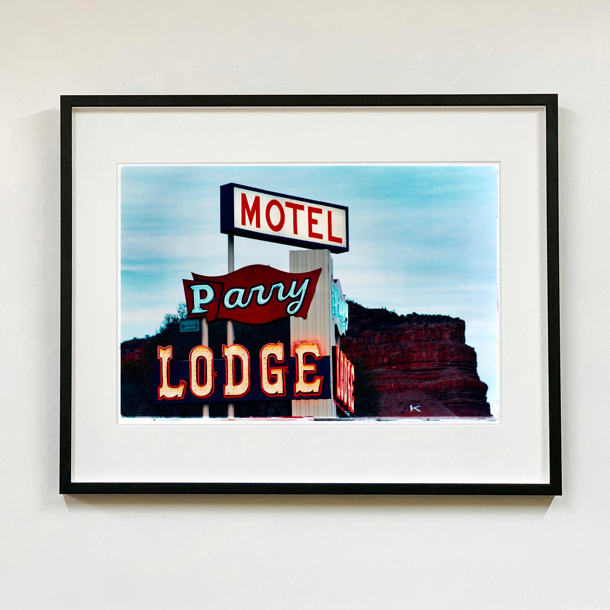 Parry Lodge, Kanab - Insegna al neon americana, fotografia contemporanea a colori - Photograph di Richard Heeps