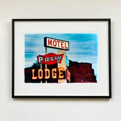 Parry Lodge, Kanab - Fotografía contemporánea en color del letrero de neón Americana