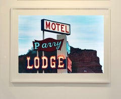 Parry Lodge, Kanab - Insegna al neon americana, fotografia contemporanea a colori