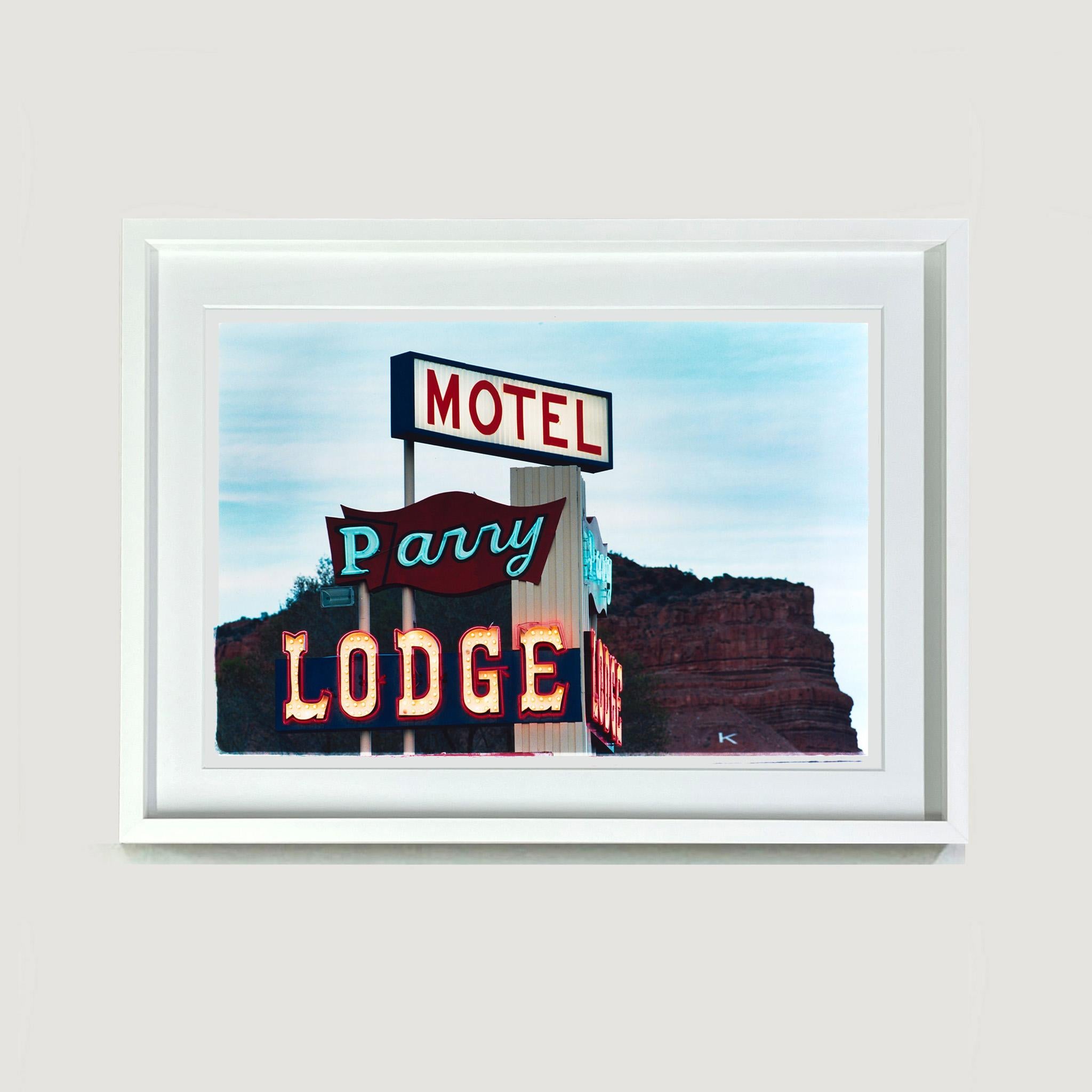 Parry Lodge, Kanab - Enseigne au néon Americana photographie couleur contemporaine - Contemporain Photograph par Richard Heeps