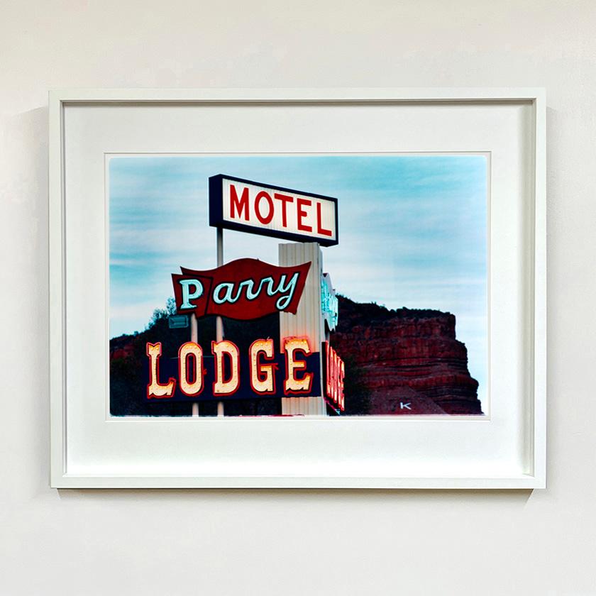 Parry Lodge, Kanab - Insegna al neon americana, fotografia contemporanea a colori - Photograph Contemporaneo di Richard Heeps