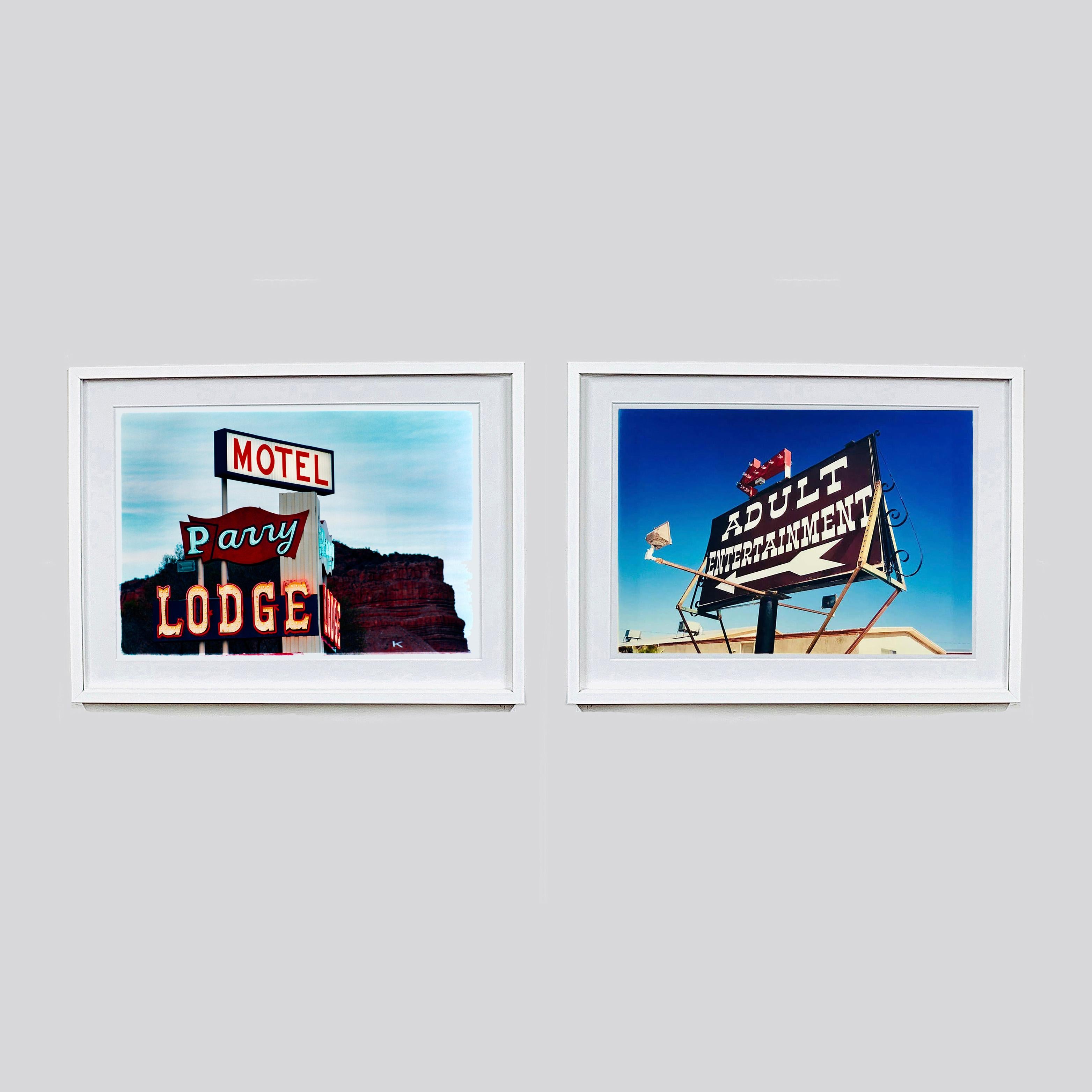 Parry Lodge, Kanab - Enseigne au néon Americana photographie couleur contemporaine - Bleu Portrait Photograph par Richard Heeps