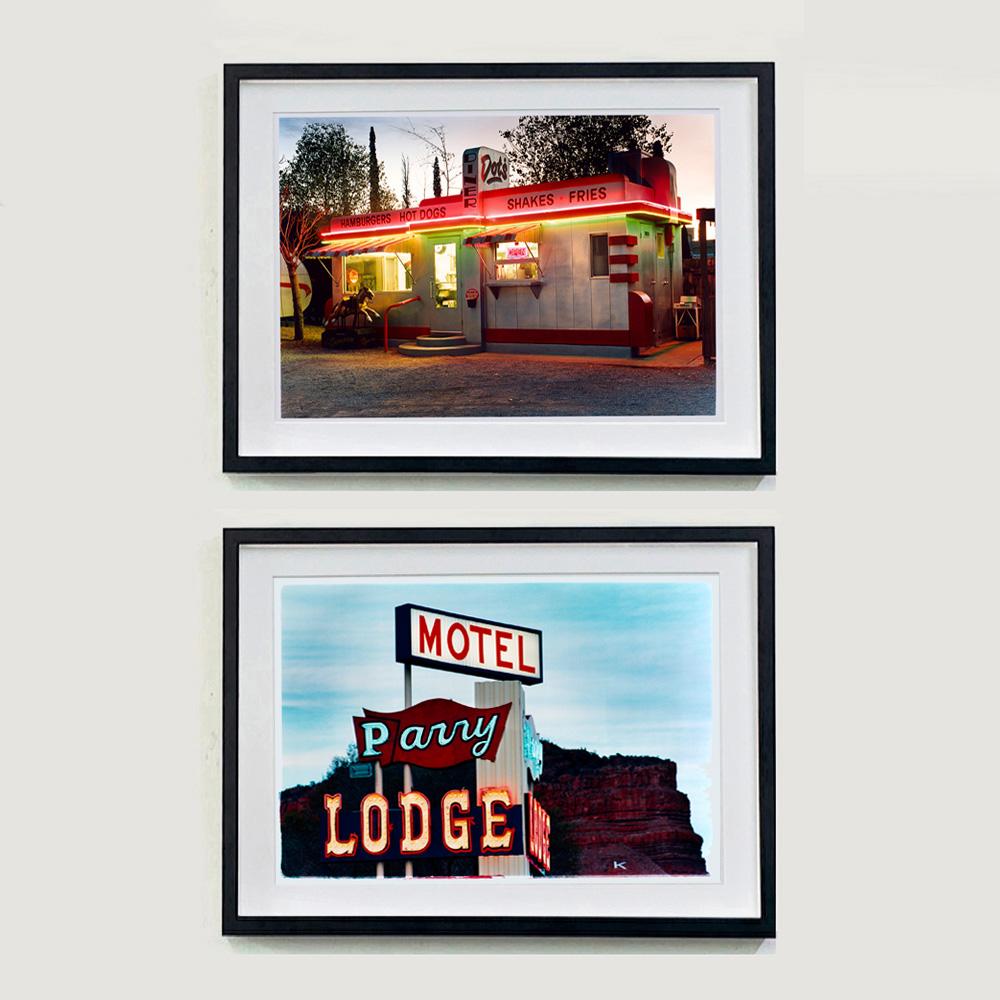 Parry Lodge, photographie tirée de la série Dream in Colour de Richard Heeps. Ce panneau routier américain a un style cinématographique. La région de Kanab a été utilisée comme lieu de tournage de films westerns en raison de son décor pittoresque et