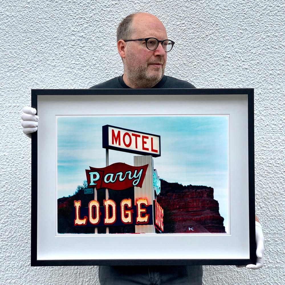 Parry Lodge, fotografia della serie Dream in Colour di Richard Heeps. Questo cartello stradale dell'America ha uno stile cinematografico: Kanab e la zona sono state utilizzate come location di film western grazie al suo scenario e sono diventate