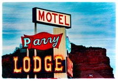 Parry Lodge, Kanab - Fotografía contemporánea en color del letrero de neón Americana