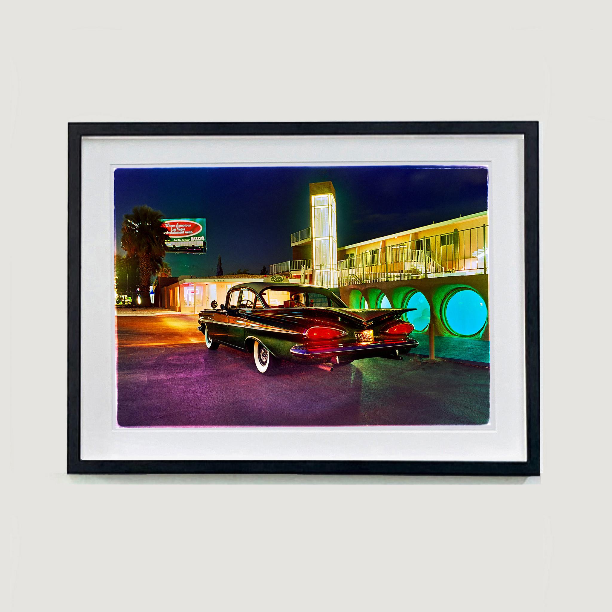 Patrick's Bel Air, Las Vegas – amerikanische Vintage-Auto-Farbfotografie im Vintage-Stil – Photograph von Richard Heeps