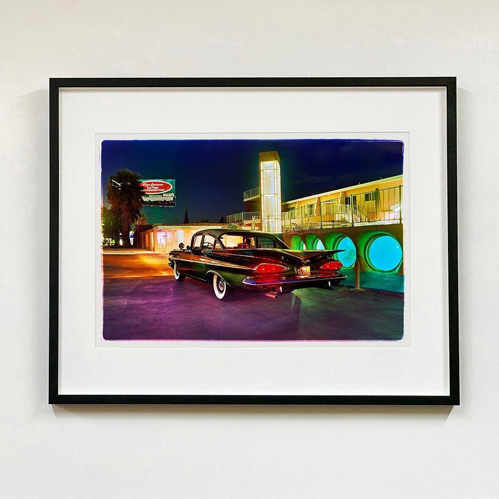 Patrick's Bel Air, Las Vegas - Fotografía en color de un coche antiguo americano - Print de Richard Heeps
