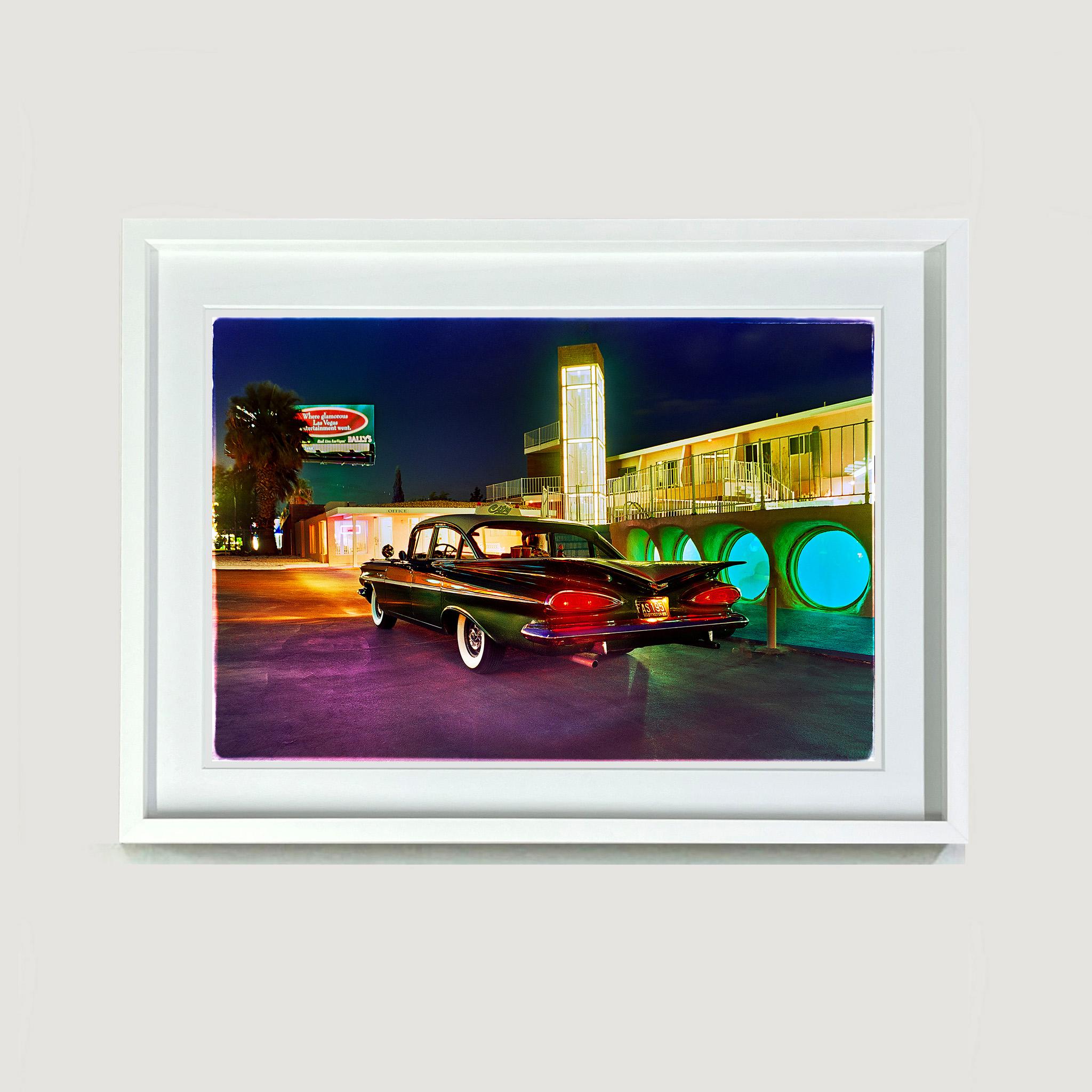 Patrick's Bel Air, Las Vegas – amerikanische Vintage-Auto-Farbfotografie im Vintage-Stil (Zeitgenössisch), Photograph, von Richard Heeps