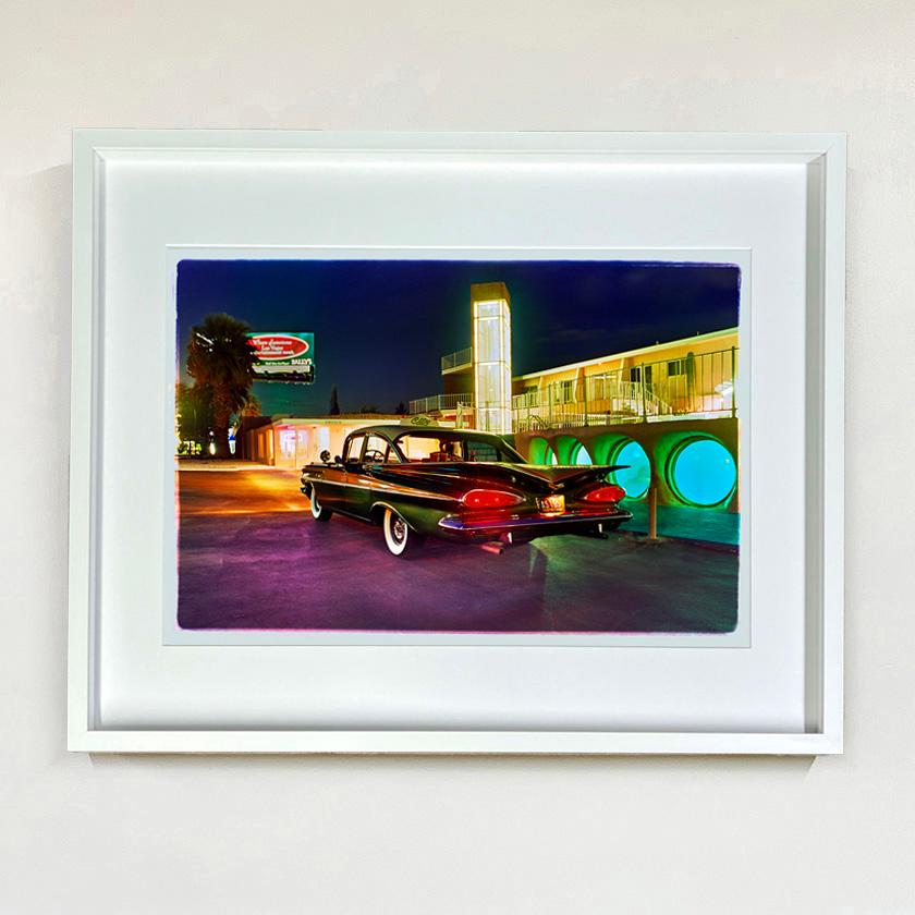 Patrick's Bel Air, Las Vegas - Fotografía en color de un coche antiguo americano - Print Contemporáneo de Richard Heeps