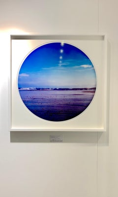Orilla de guijarros, Norfolk - Fotografía Contemporánea, Círculo, Paisaje Acuático