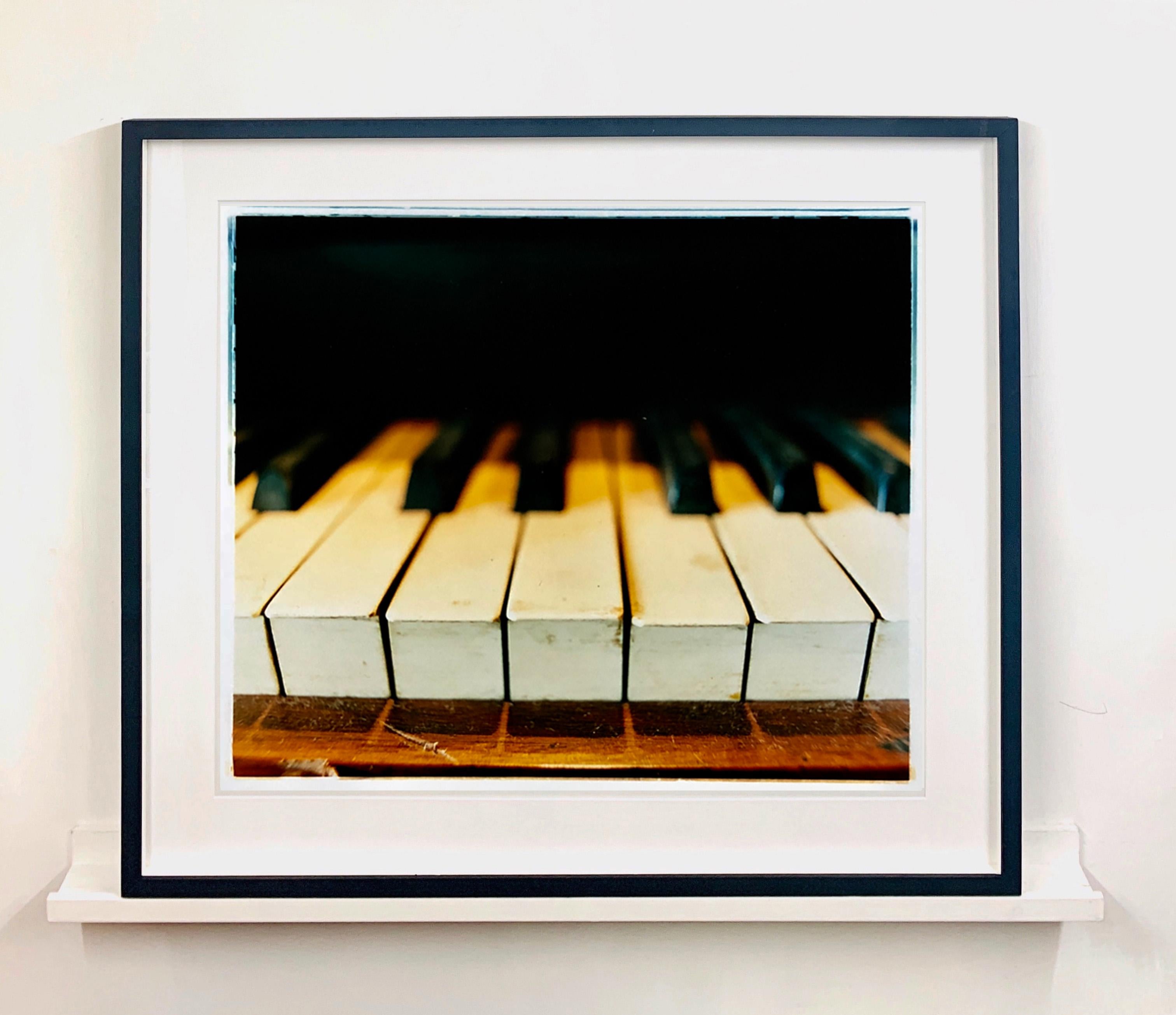 Klavierschlüssel, Stockton-on-Tees - Musikfarbenfotografie (Schwarz), Interior Print, von Richard Heeps