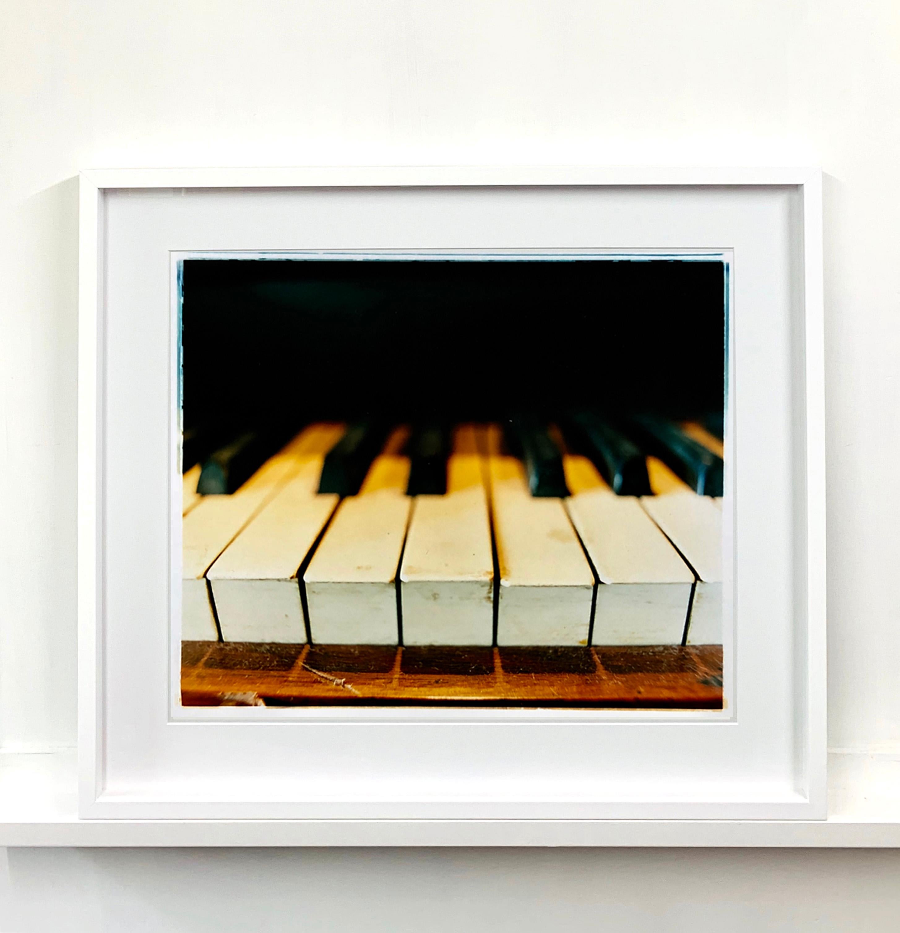 Dieses stimmungsvolle Bild wurde bei der Dokumentation des Preston Hall Museums aufgenommen und fängt das Klavier in allen Einzelheiten ein.

Dieses Kunstwerk ist eine auf 25 Exemplare limitierte Auflage eines fotografischen Glanzdrucks. Begleitet