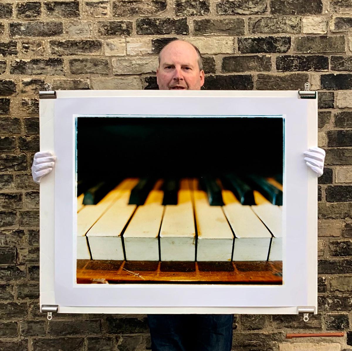 Dieses stimmungsvolle Bild wurde bei der Dokumentation des Preston Hall Museums aufgenommen und fängt das Klavier in allen Einzelheiten ein.

Dieses Kunstwerk ist eine auf 25 Exemplare limitierte Auflage von fotografischen Glanzdrucken, die in der