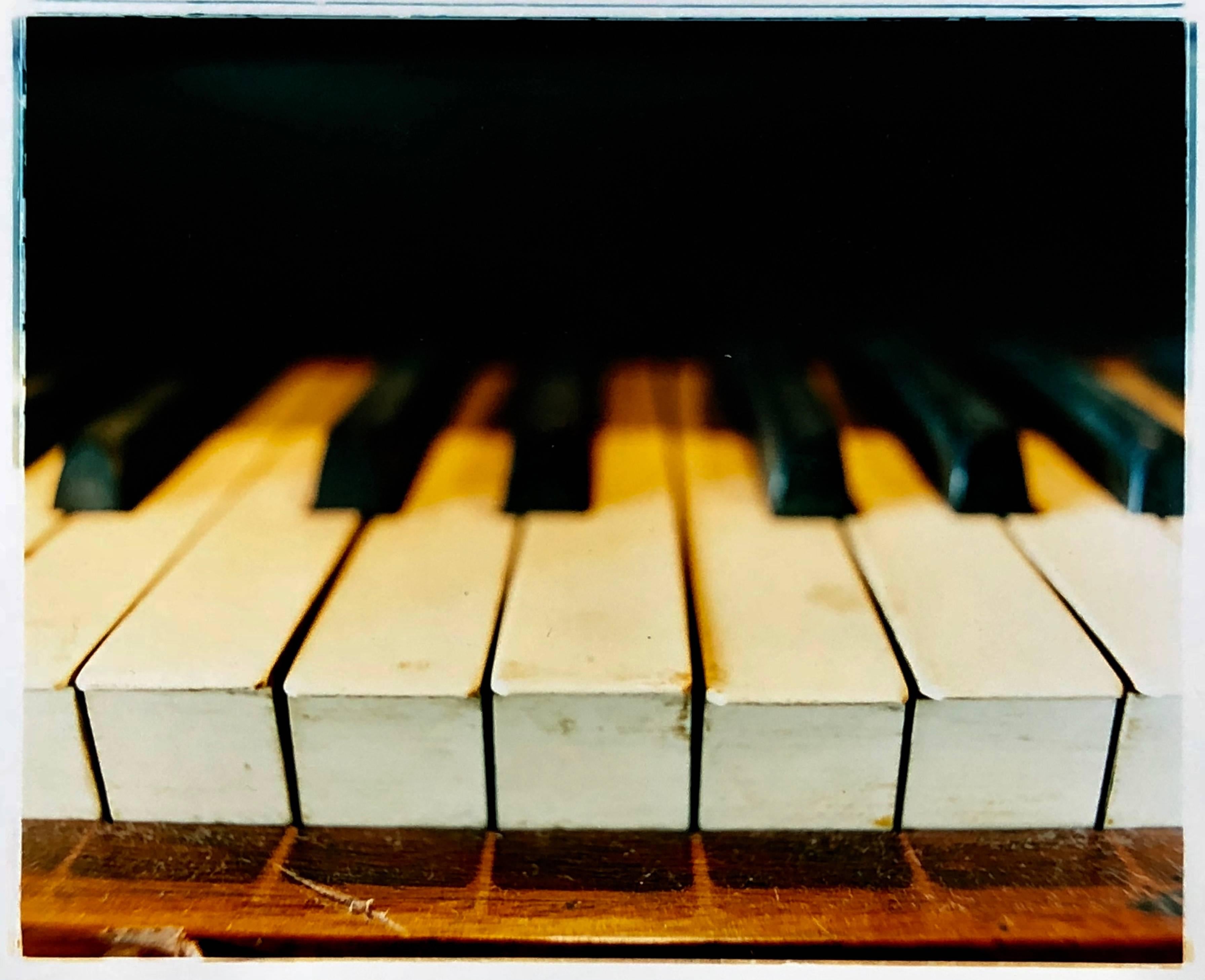 Richard Heeps Interior Print – Klavierschlüssel, Stockton-on-Tees - Musikfarbenfotografie