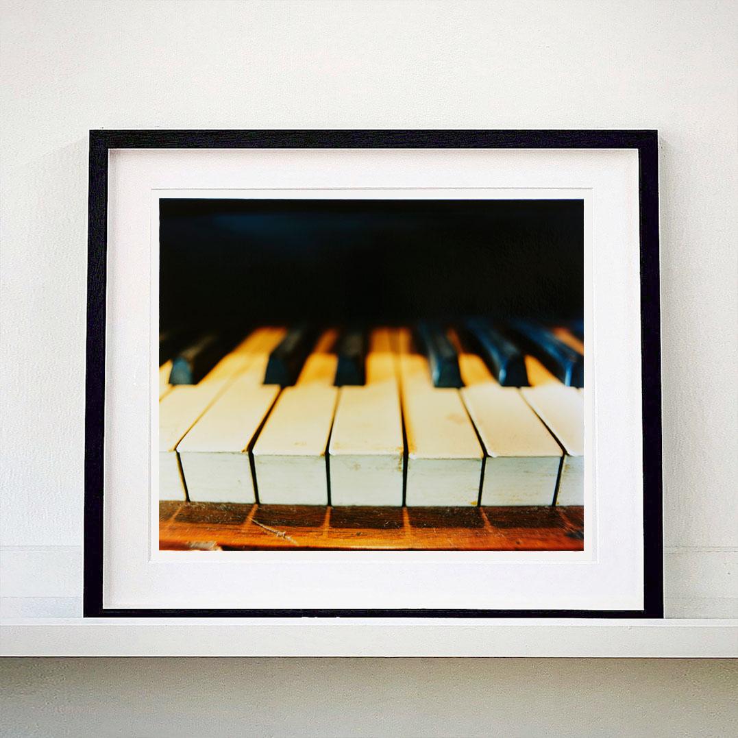 Klavier Schlüssel – Vintage Interieur-Musik-Farbfotografie – Photograph von Richard Heeps