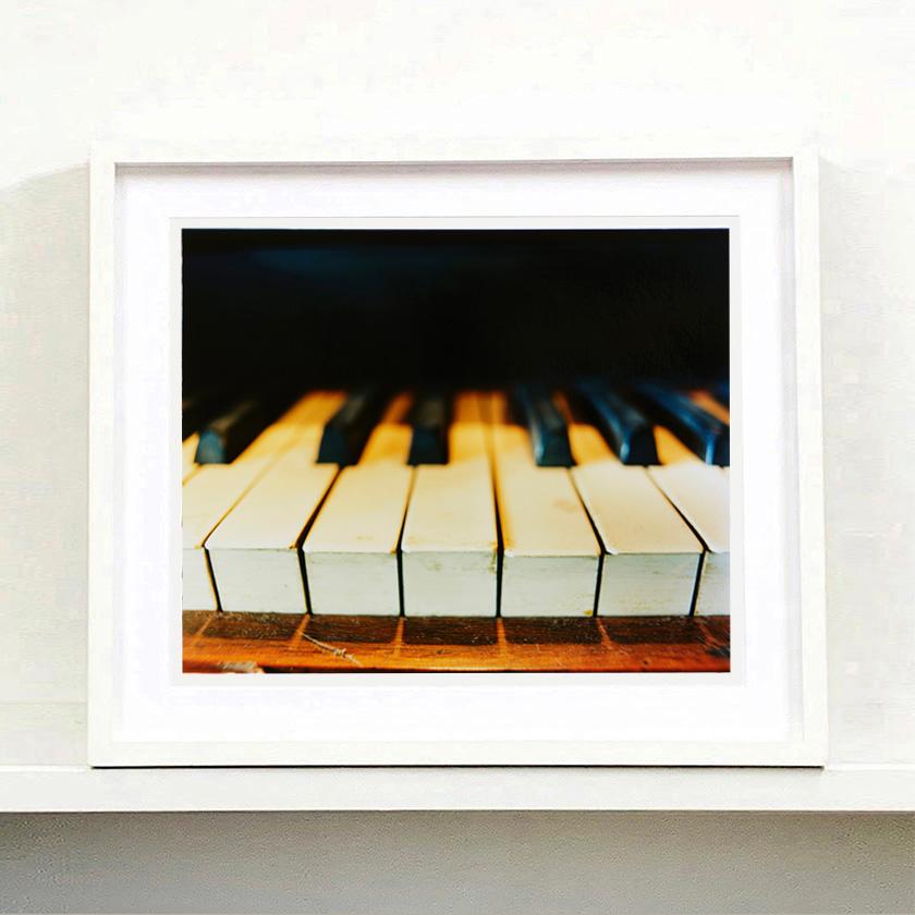 Klavier Schlüssel – Vintage Interieur-Musik-Farbfotografie (Pop-Art), Photograph, von Richard Heeps
