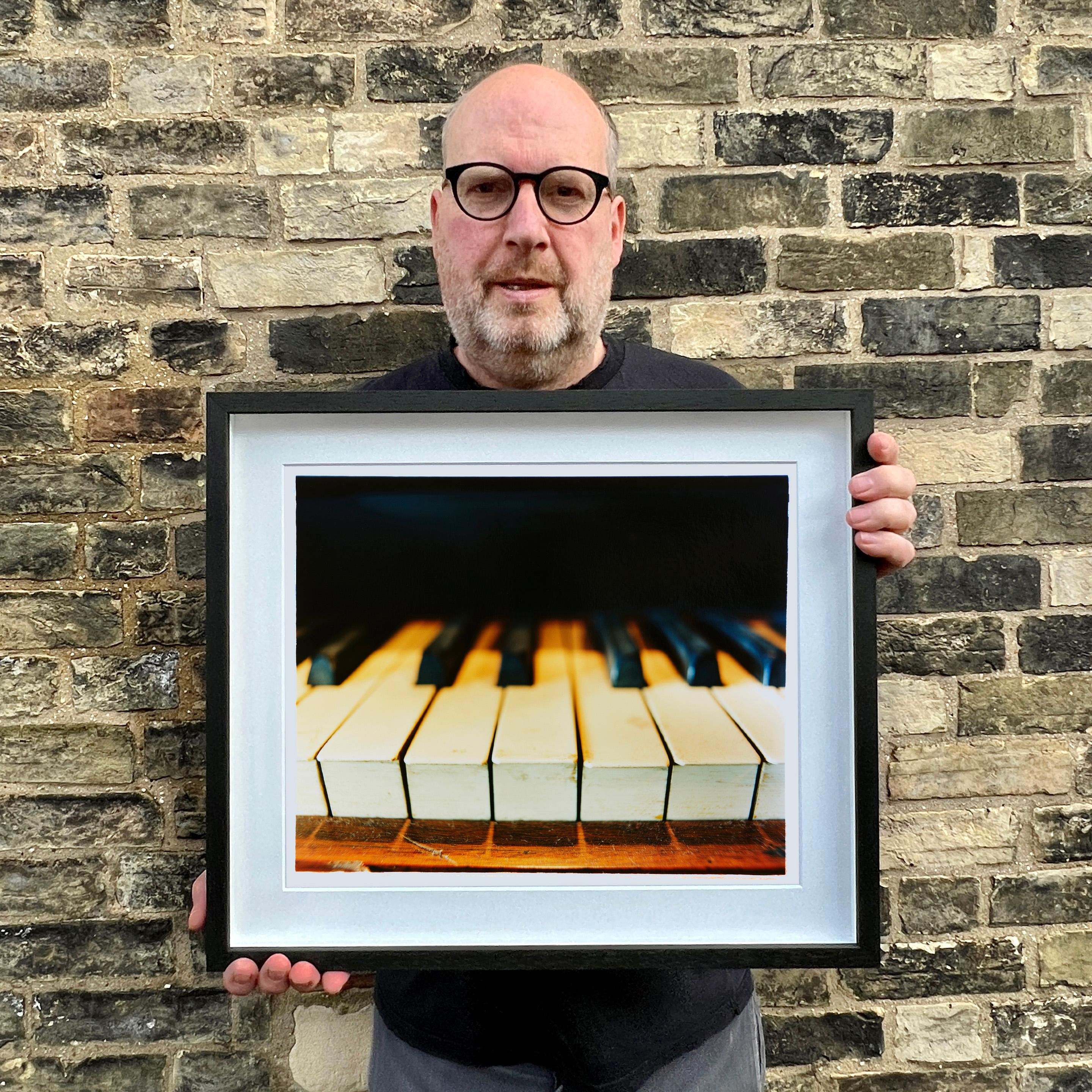 Klavier Schlüssel – Vintage Interieur-Musik-Farbfotografie (Schwarz), Color Photograph, von Richard Heeps