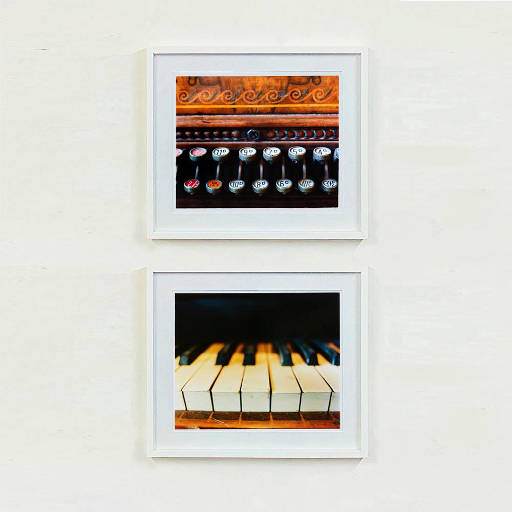Dieses detaillierte Kunstwerk mit leicht beschädigten Klaviertasten hat einen schönen malerischen Effekt. Es wurde von Richard Heeps im Preston Hall Museum, Stockton-on-Tees, fotografiert.

Dieses Kunstwerk ist ein auf 25 Exemplare limitierter