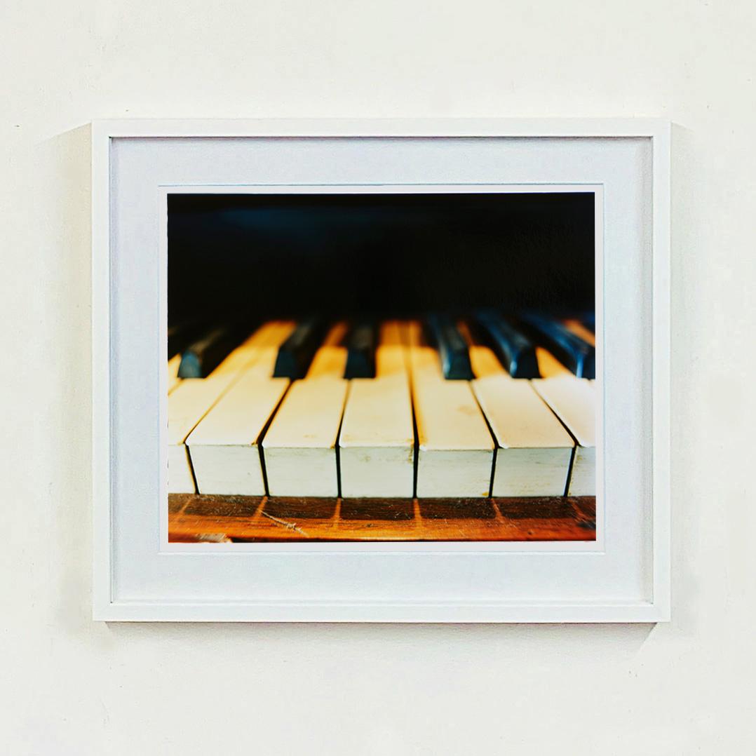 Klavier Schlüssel – Vintage Interieur-Musik-Farbfotografie im Angebot 1