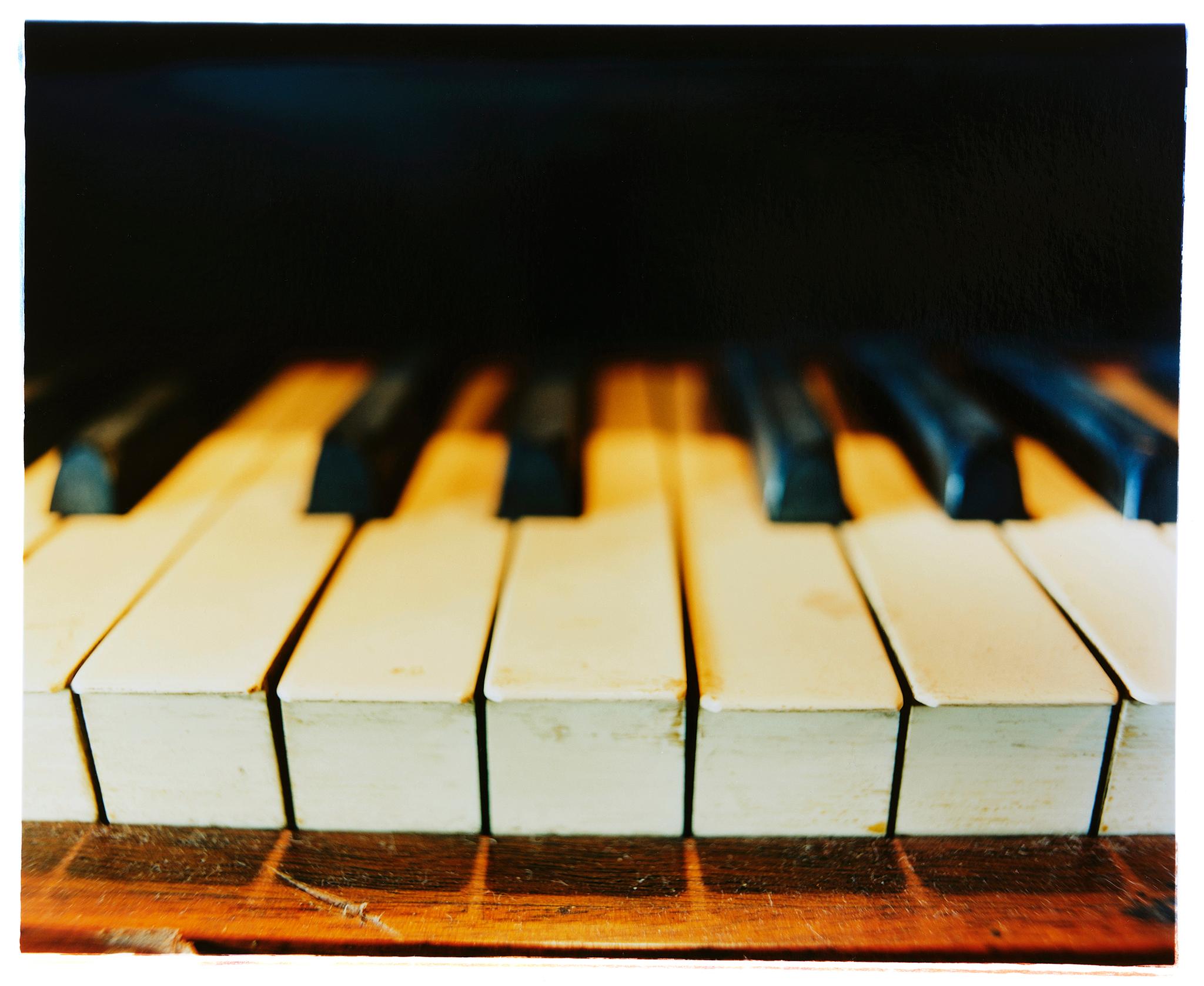 Richard Heeps Color Photograph – Klavier Schlüssel – Vintage Interieur-Musik-Farbfotografie