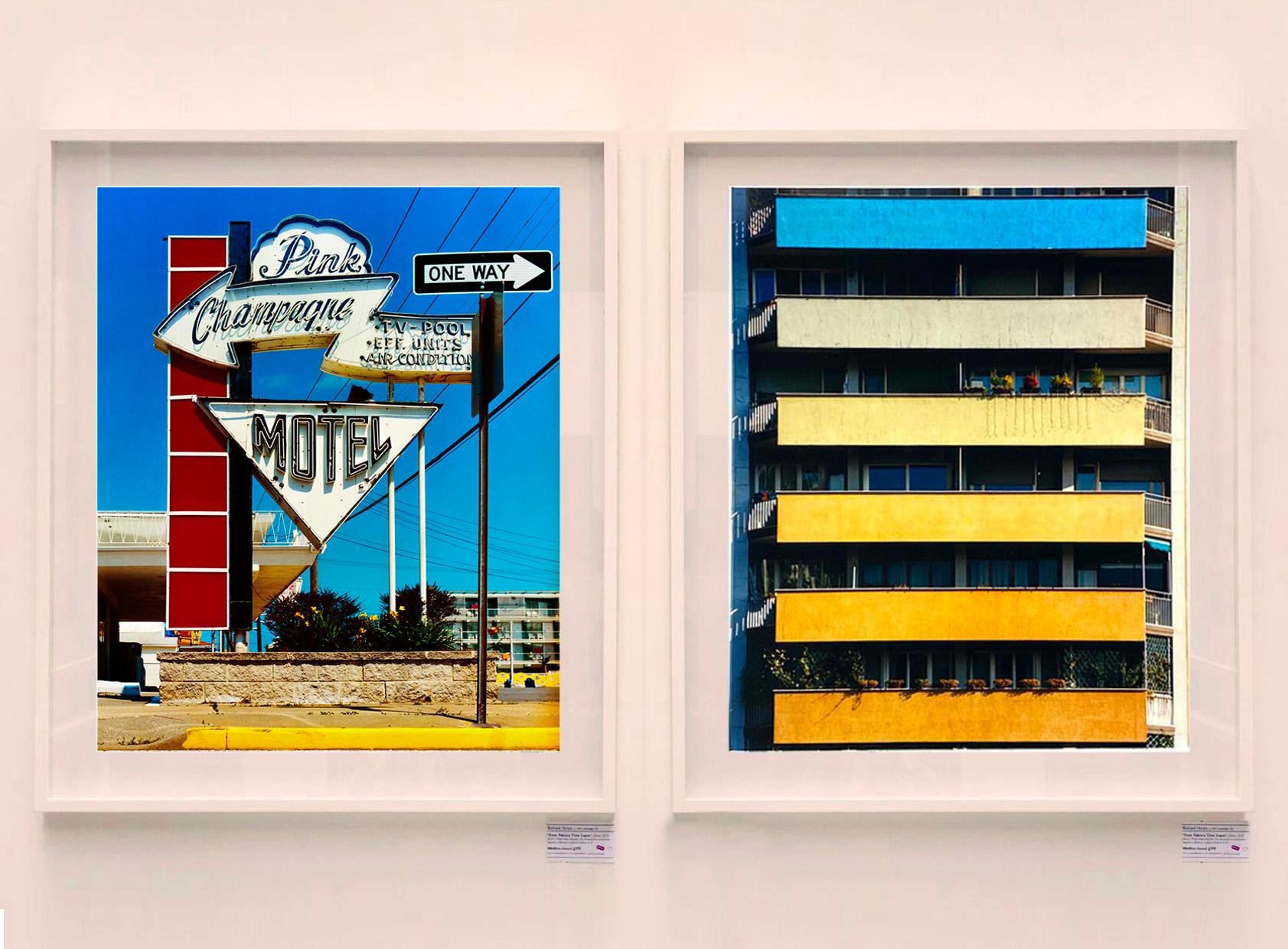 Pink Champagne Motel aus der Serie Jersey Shores von Richard Heeps, aufgenommen in der Doo-Wop-Hauptstadt der Welt Wildwood, einem Mekka der amerikanischen Architektur der Jahrhundertmitte.

Dieses Kunstwerk ist eine auf 25 Exemplare limitierte