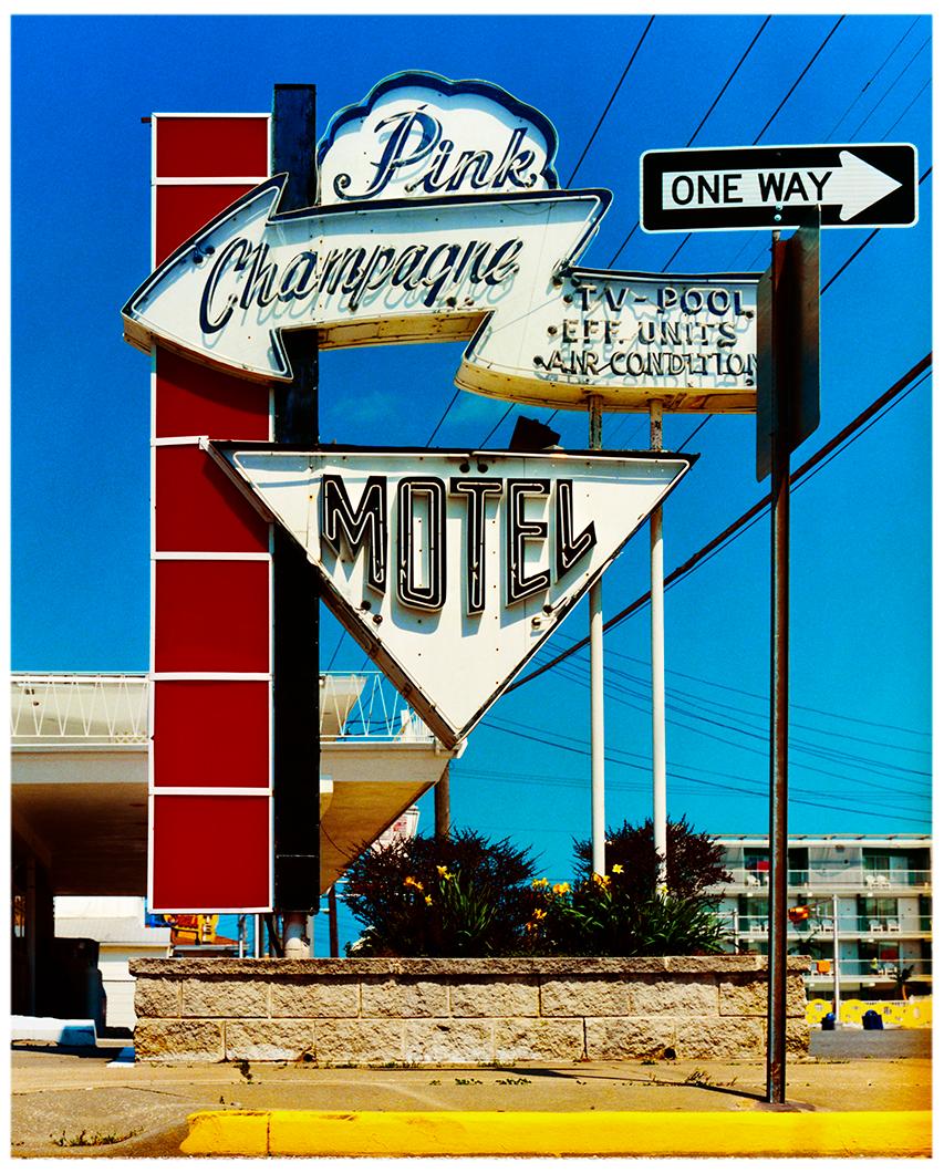 Richard Heeps Color Photograph – Rosa Champagner Motel, Wildwood, New Jersey - Doo Wop Schild-Farbfotografie