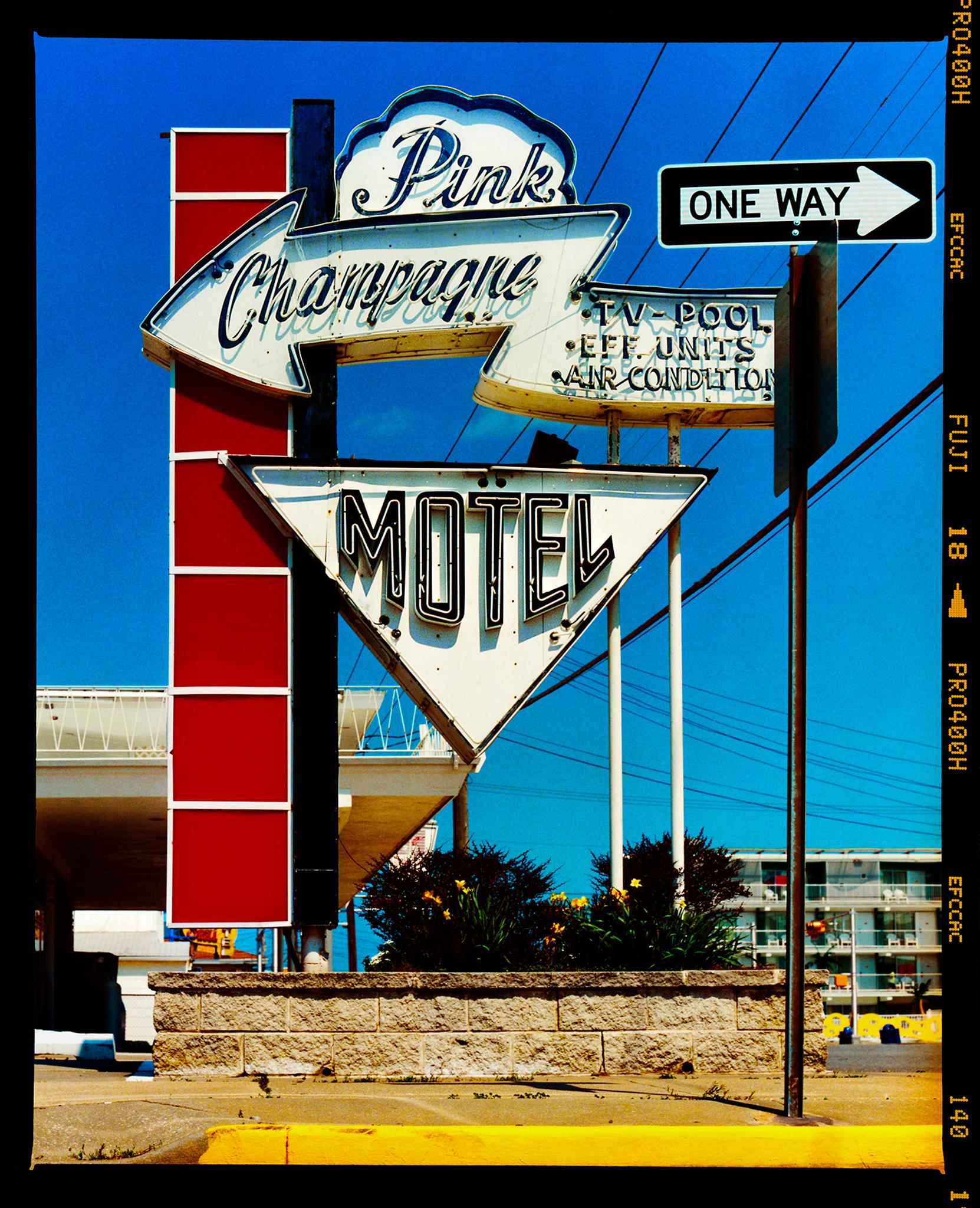 Color Photograph Richard Heeps - Motel Pink Champagne, Wildwood, New Jersey - photographie couleur d'un panneau d'enseigne Doo Wop