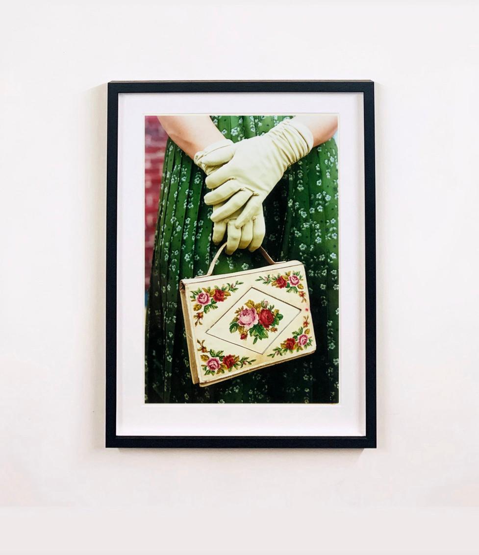 Rosa geblümtes Kleid und Handtasche mit Blumenmuster und Handtasche- Feminine Mode, Farbfotografie – Photograph von Richard Heeps