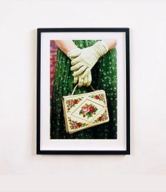 Vestido Floral Rosa y Guantes y Bolso- Moda femenina, fotografía en color