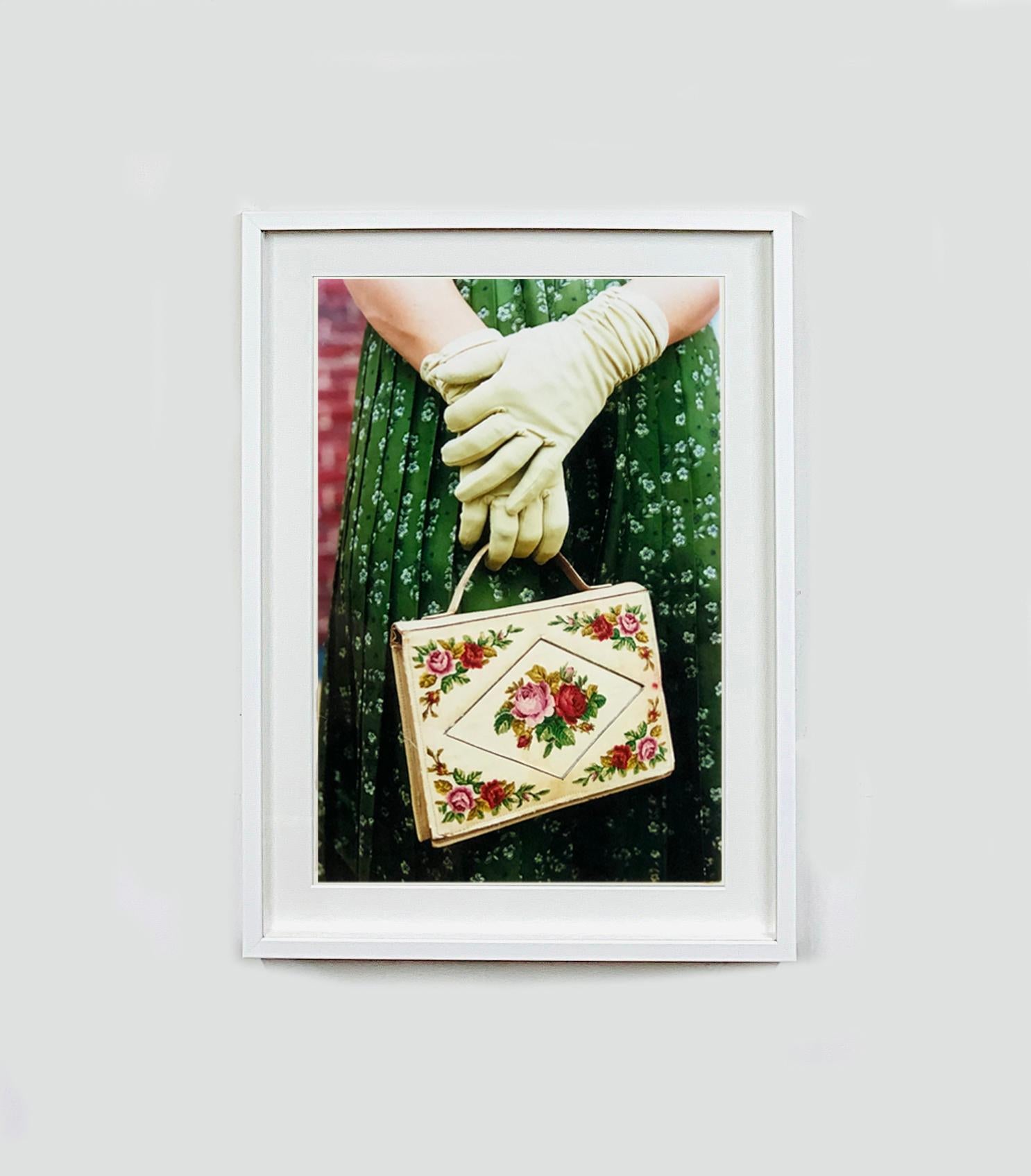 Rosa geblümtes Kleid und Handtasche mit Blumenmuster und Handtasche- Feminine Mode, Farbfotografie (Zeitgenössisch), Photograph, von Richard Heeps