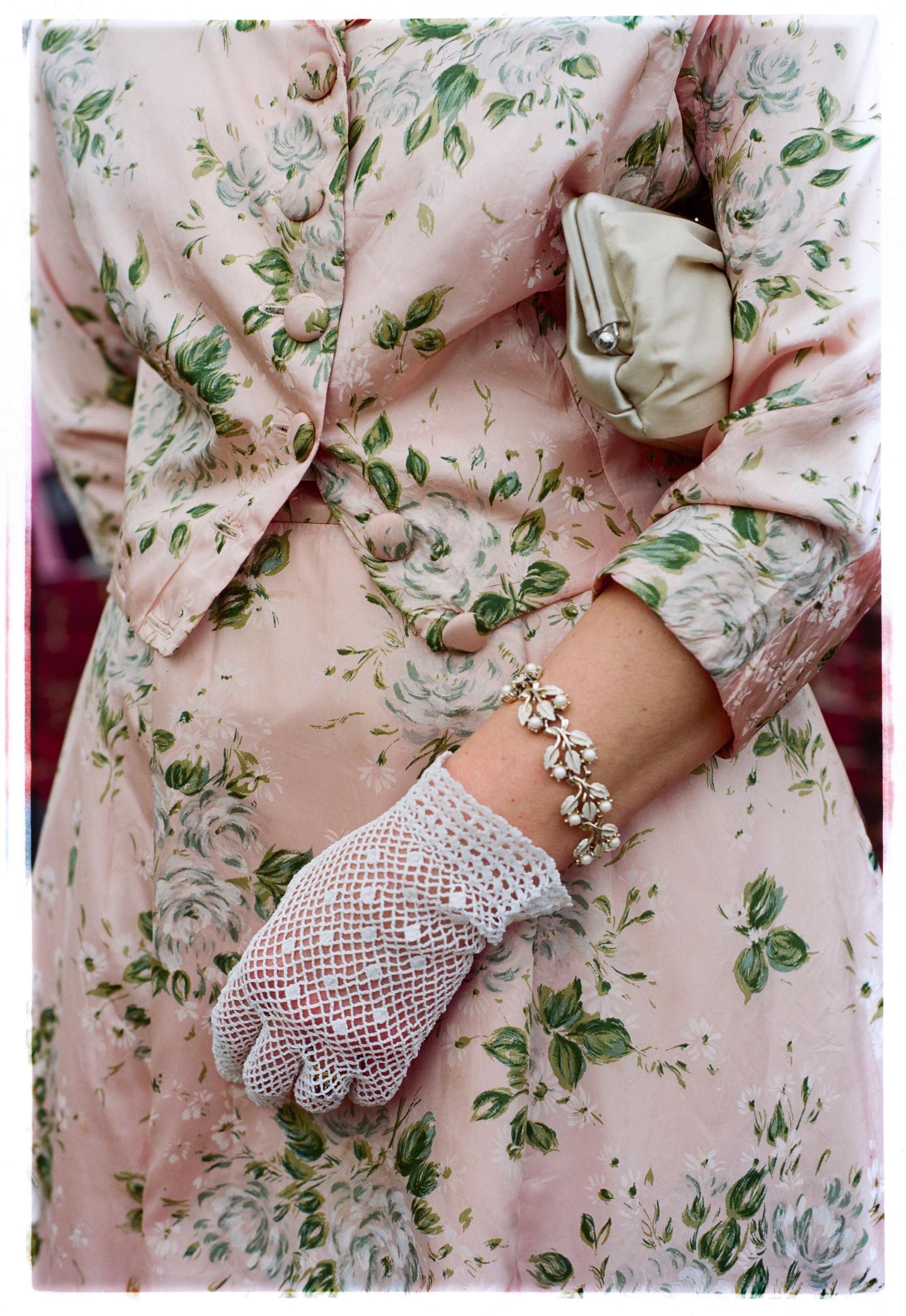 Rosa geblümtes Kleid und Handtasche mit Blumenmuster und Handtasche- Feminine Mode, Farbfotografie (Grau), Color Photograph, von Richard Heeps