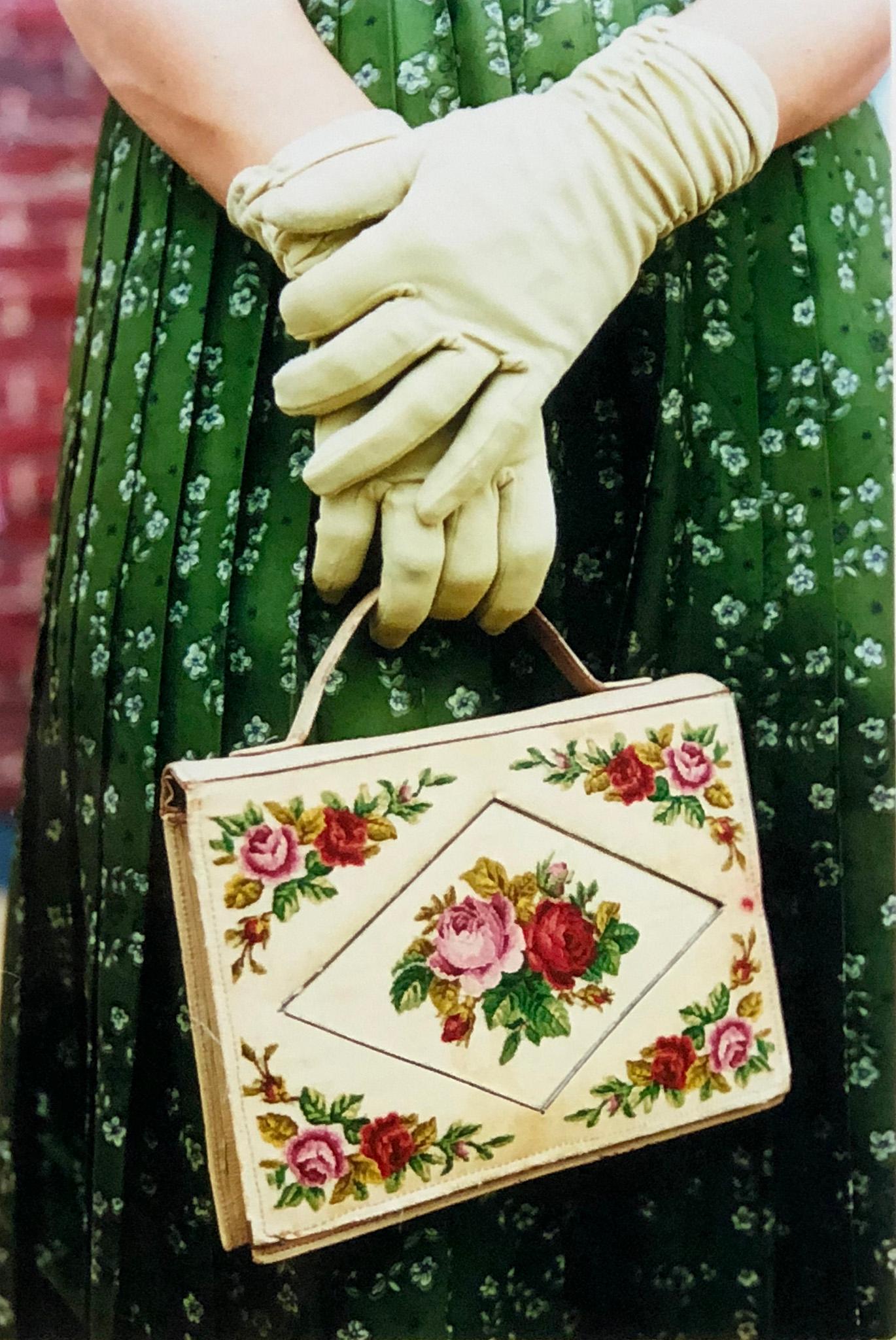 Rosa geblümtes Kleid und Handtasche mit Blumenmuster und Handtasche- Feminine Mode, Farbfotografie im Angebot 2