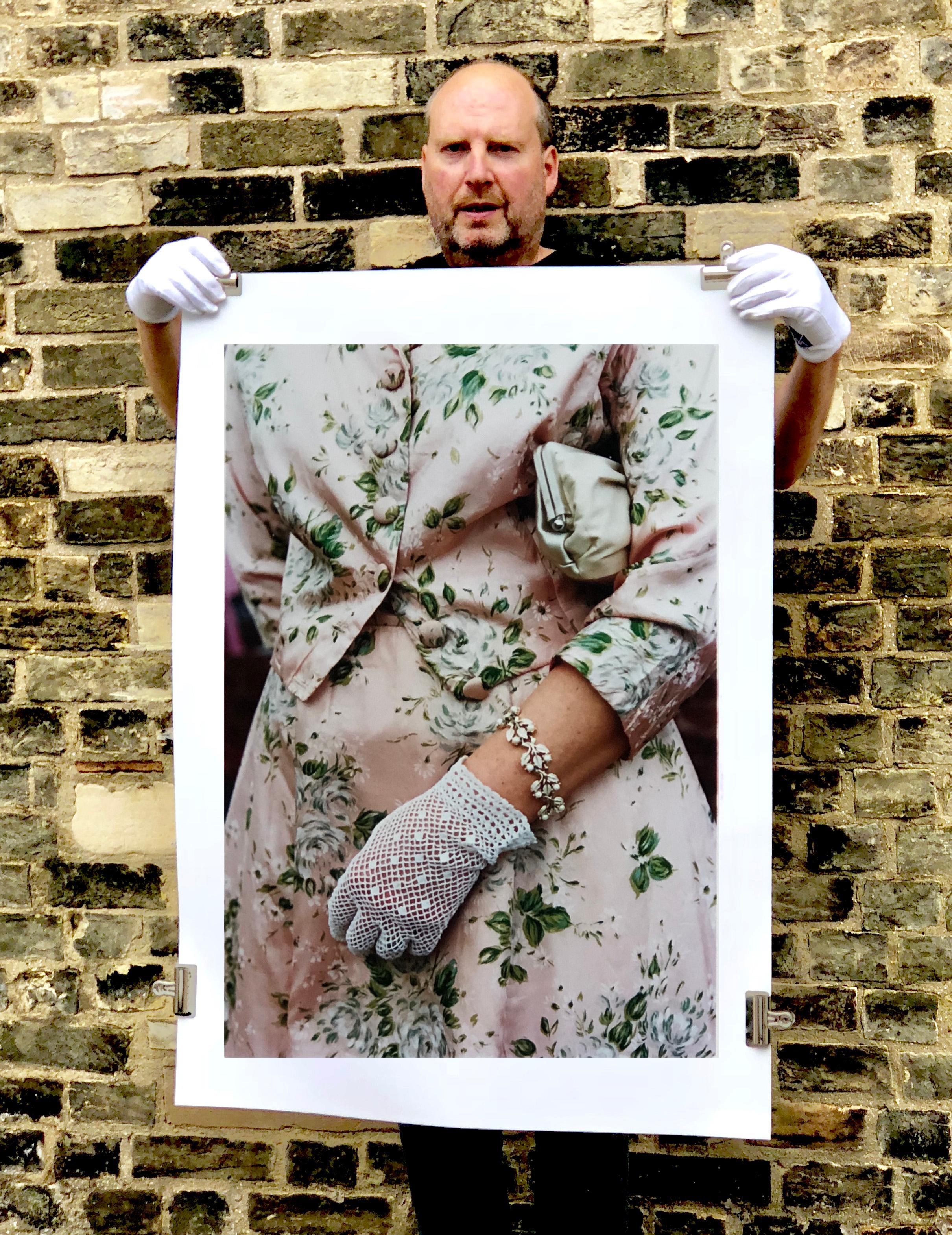 Rosafarbenes geblümtes Kleid, Goodwood, Chichester - Feminine Mode, Farbfotografie – Photograph von Richard Heeps