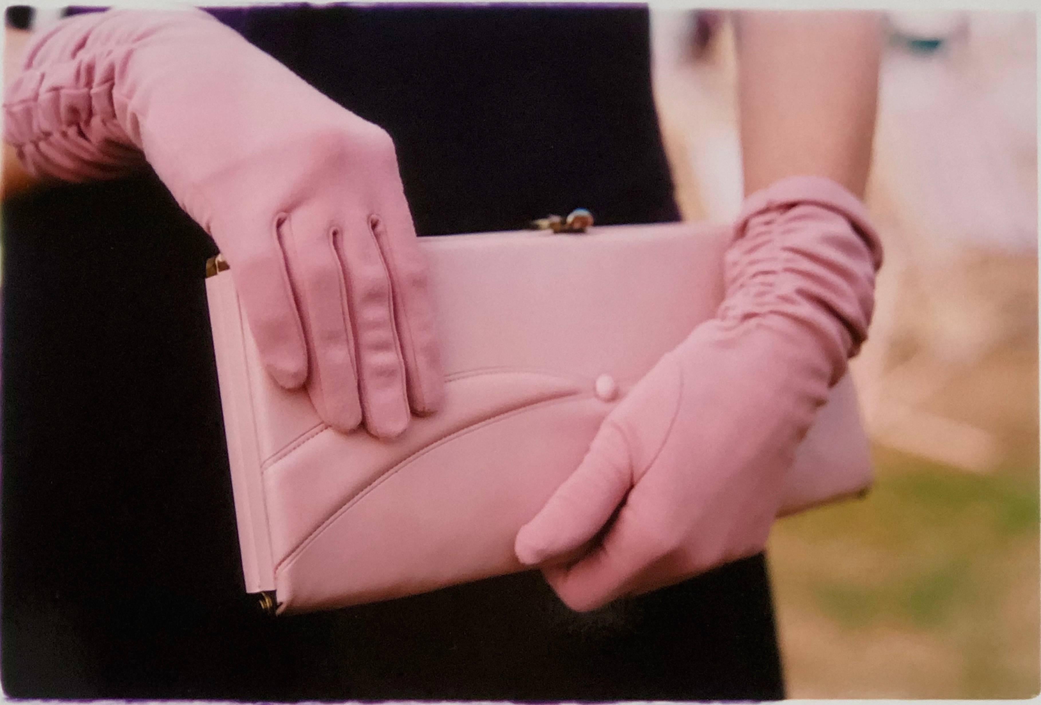 Richard Heeps Color Photograph – Rosa Handschuhe, Goodwood, Chichester - Feminine Mode, Farbfotografie
