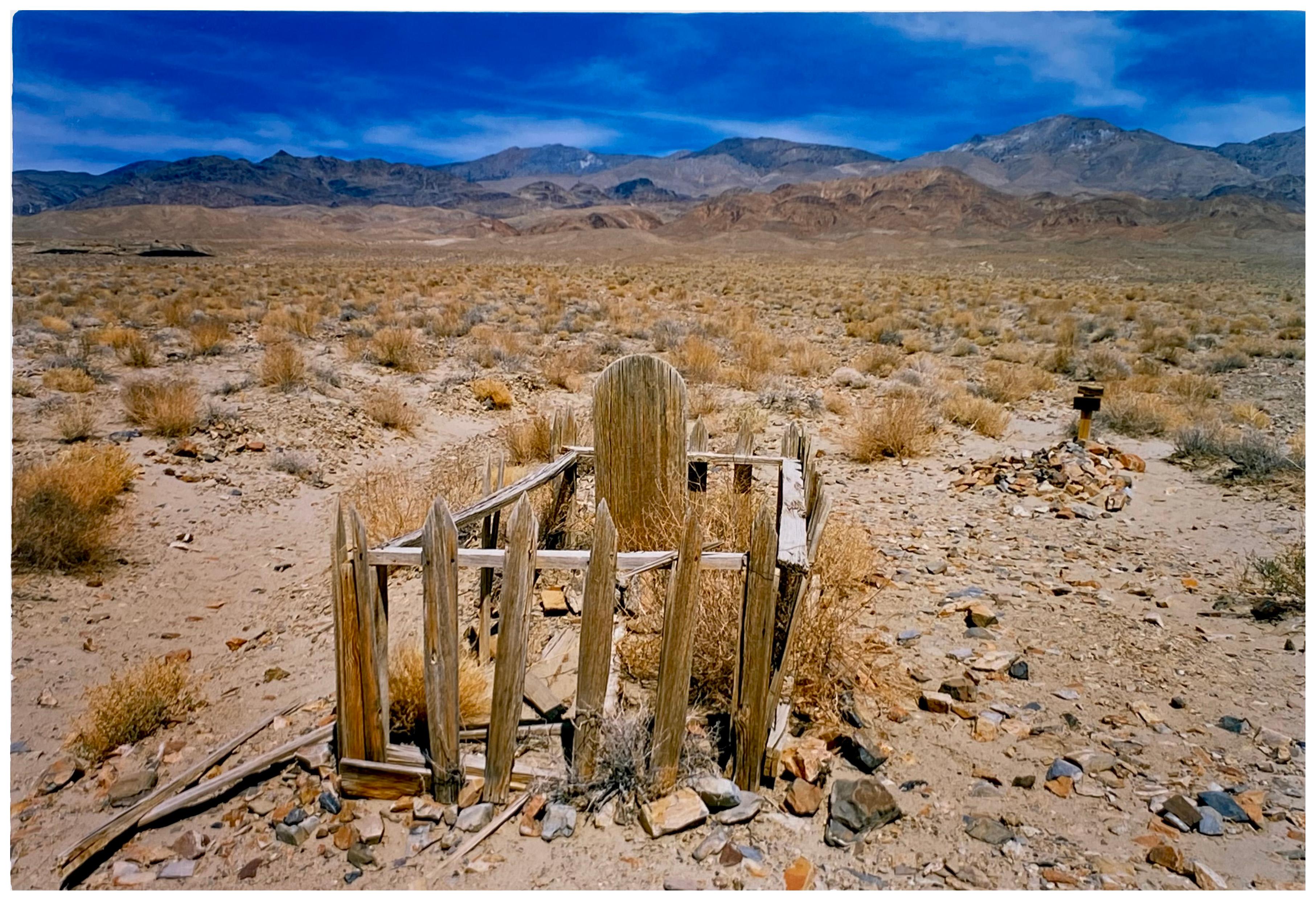 Richard Heeps Landscape Photograph – Pioneer's Grave I, Keeler, Inyo County, Kalifornien – amerikanisches Landschaftsfoto