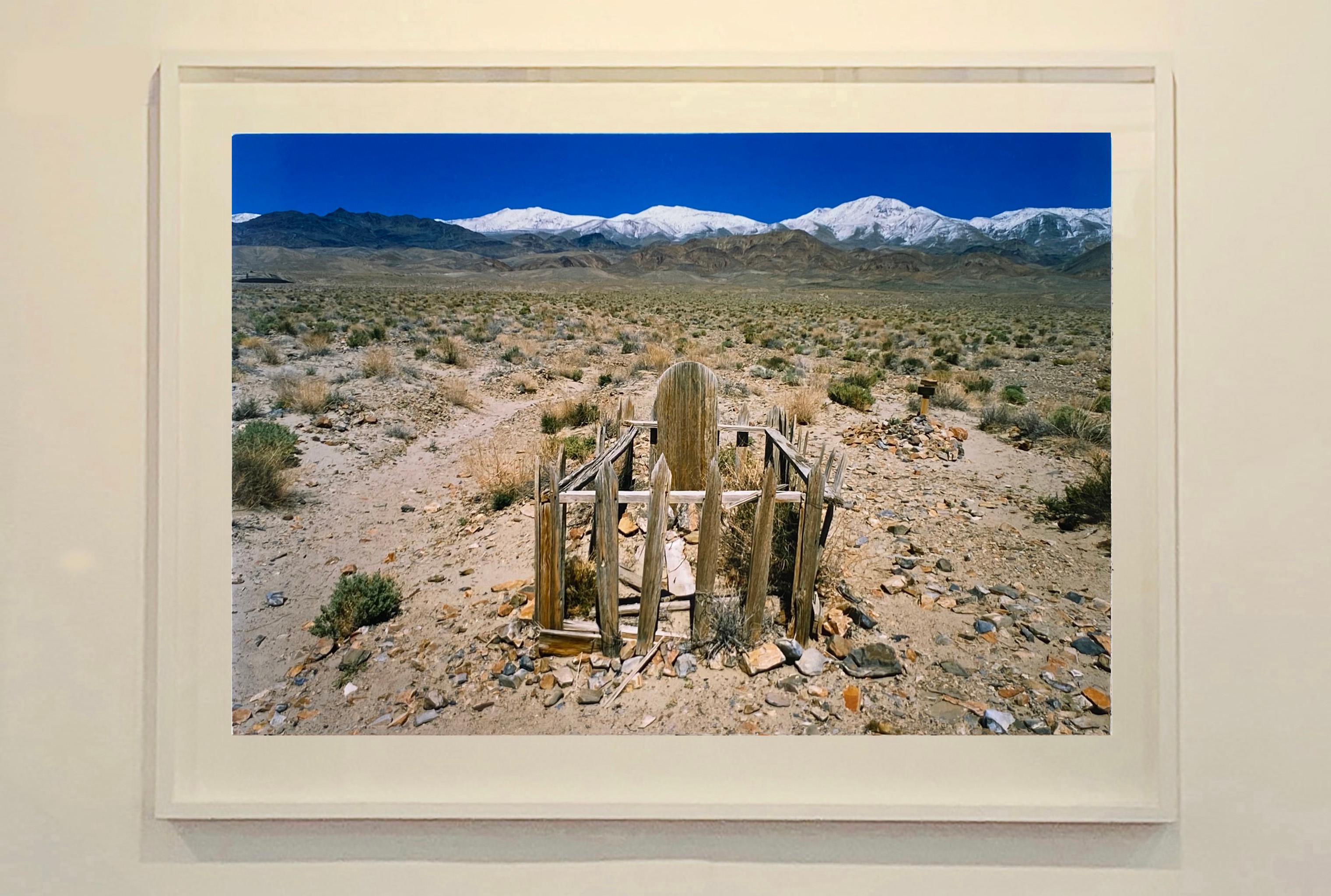 Tumba del Pionero II, Keeler, Condado de Inyo, California - Fotografía de Paisaje Americano - Color Photograph Marrón de Richard Heeps