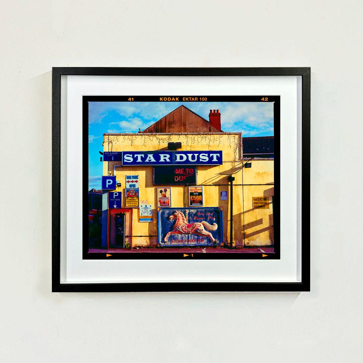 Pleasure Park, Llandudno – Meereslandschaftsfotografie, Farbfotografie – Photograph von Richard Heeps