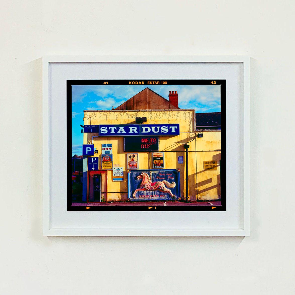 Pleasure Park, Llandudno – Meereslandschaftsfotografie, Farbfotografie (Zeitgenössisch), Photograph, von Richard Heeps