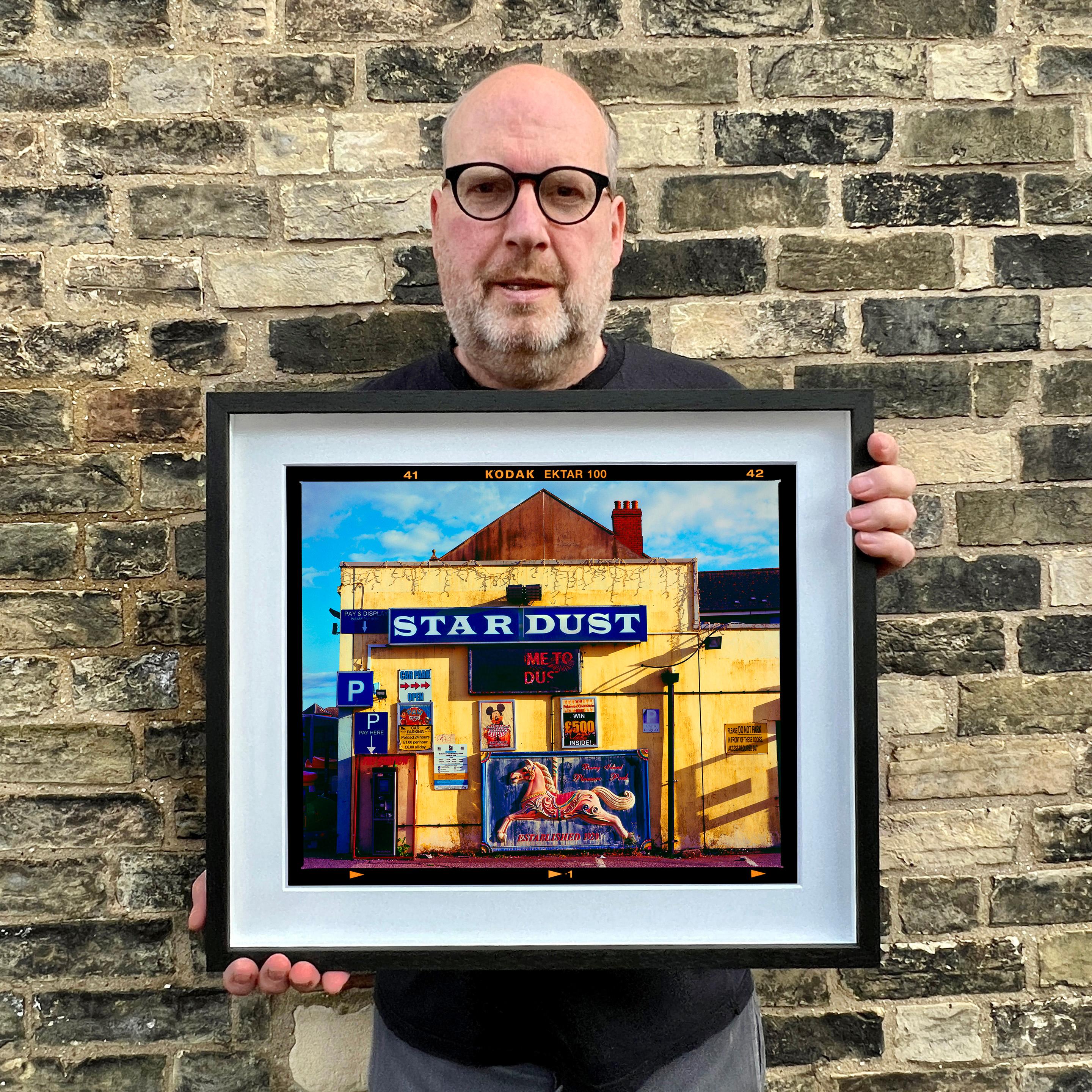 Pleasure Park, typografische Vintage-Fotografie für Küstenarchitektur aus der Serie On-Sea von Richard Heeps.

Dieses Kunstwerk ist ein auf 25 Exemplare limitierter fotografischer Glanzabzug vom Negativ, trocken auf Aluminium aufgezogen, präsentiert