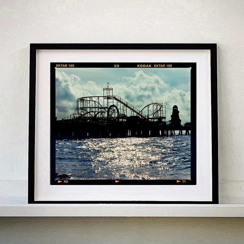 Pleasure Pier, Clacton-on-Sea - Photographie couleur d'un paysage marin britannique - Noir Color Photograph par Richard Heeps