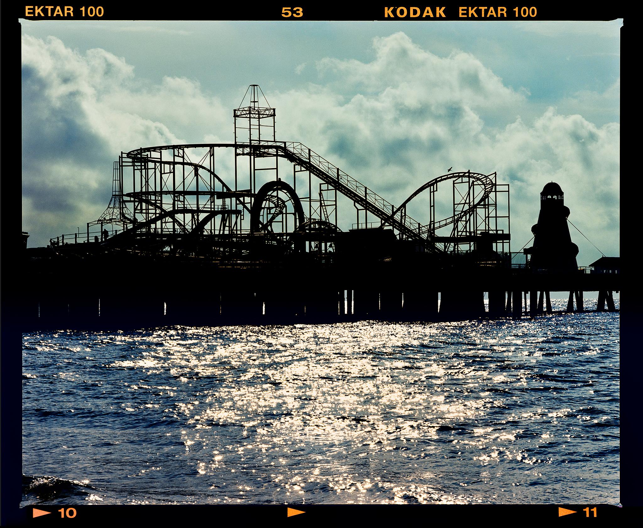Color Photograph Richard Heeps - Pleasure Pier, Clacton-on-Sea - Photographie couleur d'un paysage marin britannique
